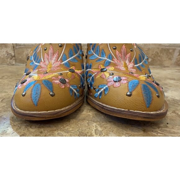 Womens Embroidered Floral Tan Heeled Sandals With Stud Accents & Adjustable Stra - Picture 7 of 10